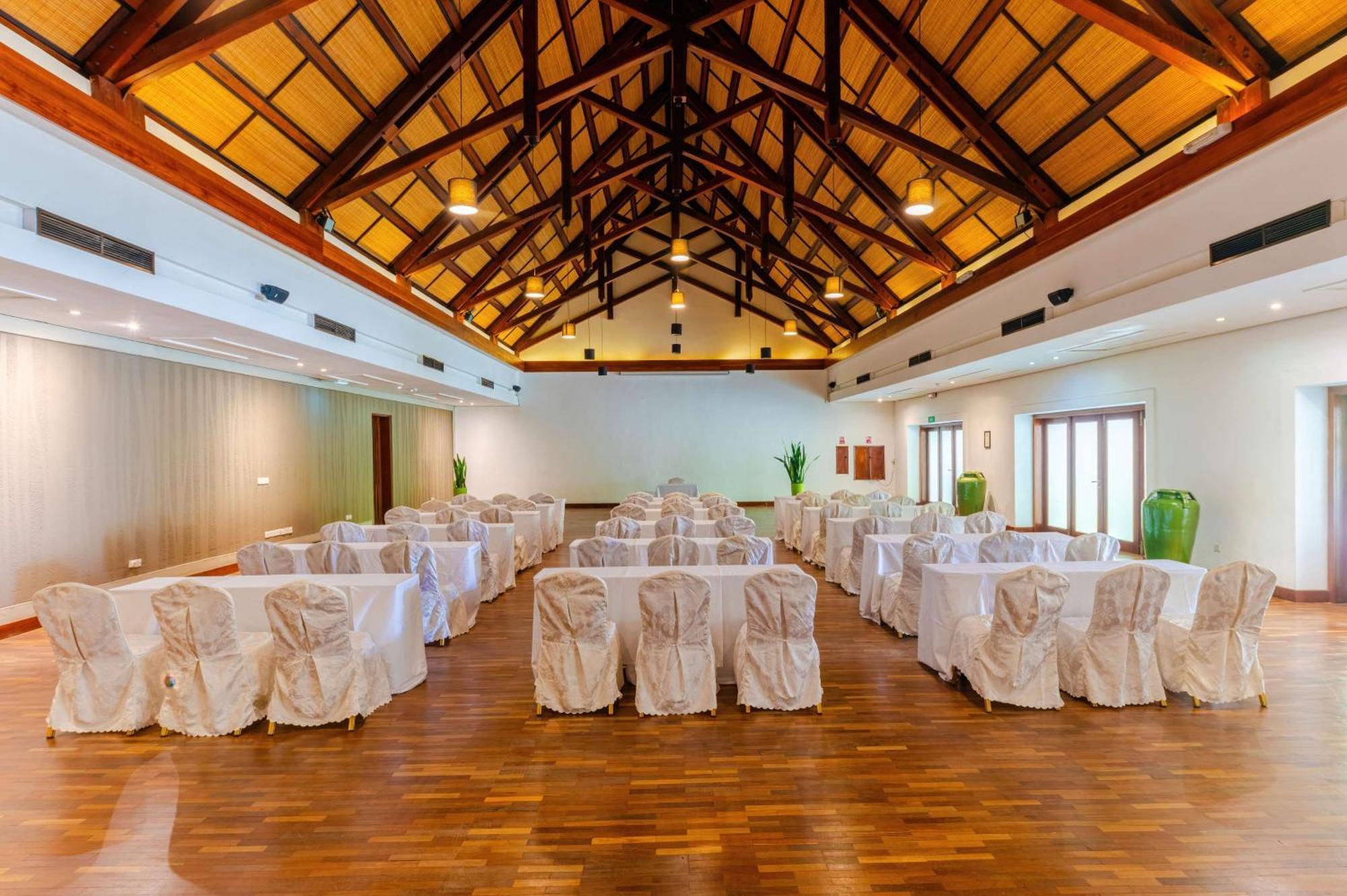 Crystals Beach Resort Belle Mare, A Member Of Radisson Individuals Palmar Exteriér fotografie