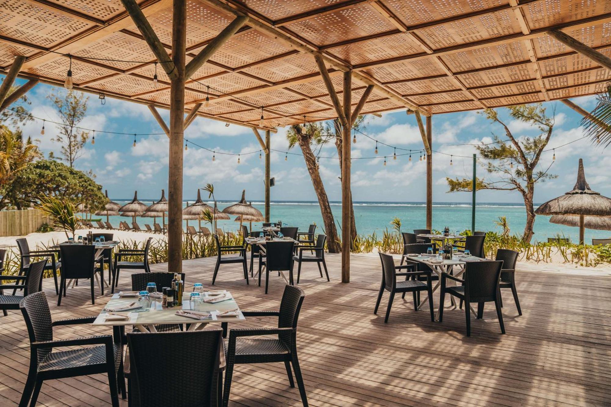 Crystals Beach Resort Belle Mare, A Member Of Radisson Individuals Palmar Exteriér fotografie