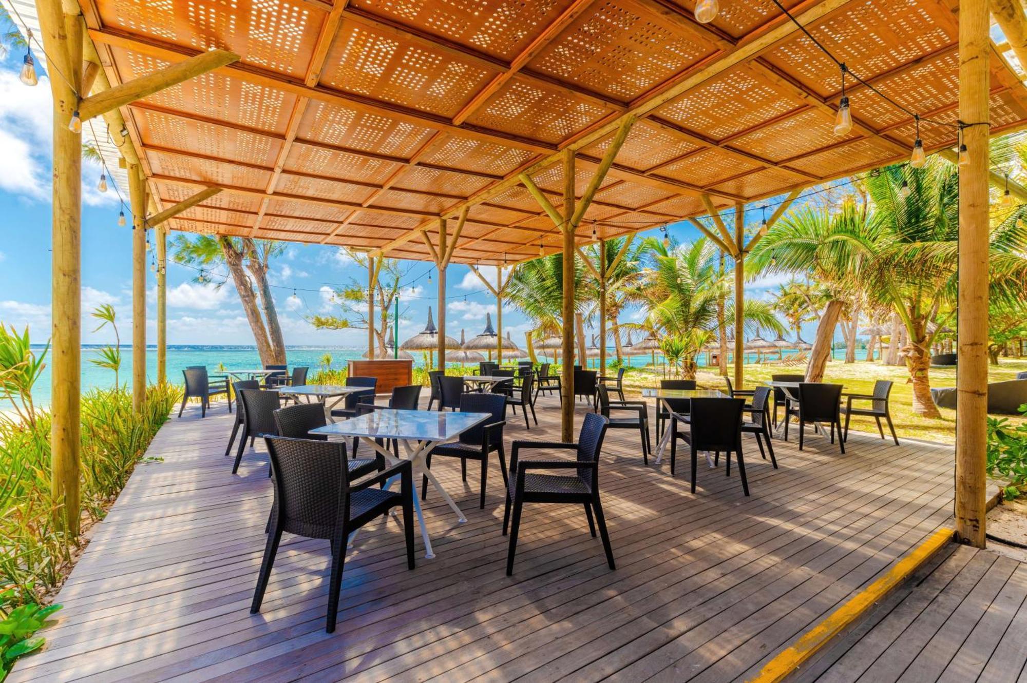 Crystals Beach Resort Belle Mare, A Member Of Radisson Individuals Palmar Exteriér fotografie